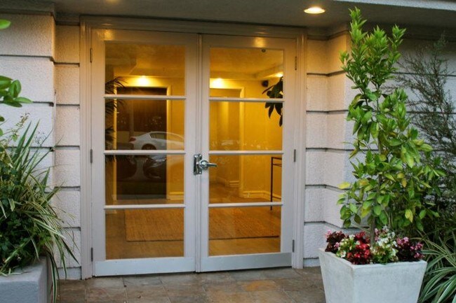Lido Apartments - 1479 Beverly Dr