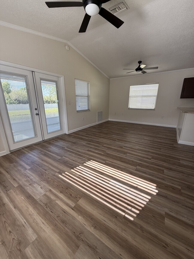 Photo - 115 58th St E