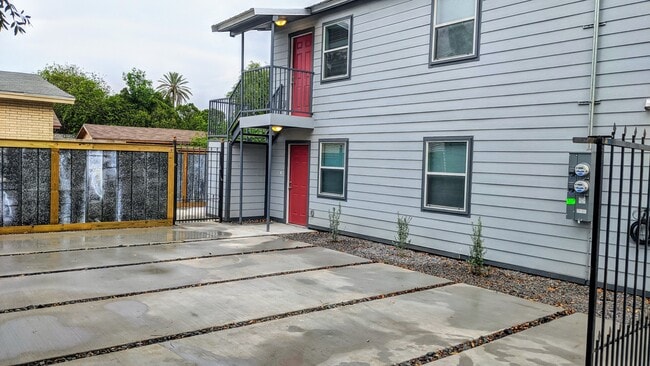 Building Photo - 917 Hendricks Ave Unit A