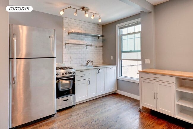 Photo - 475 Van Buren St