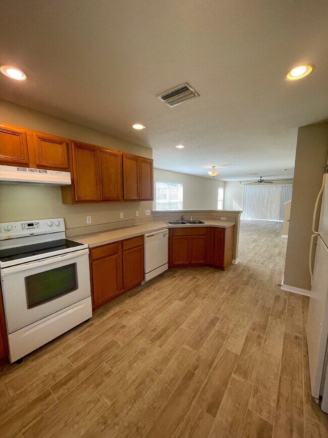Photo - SPACIOUS 3 BED/ 2.5 BATH 2 STORY END UNIT ...