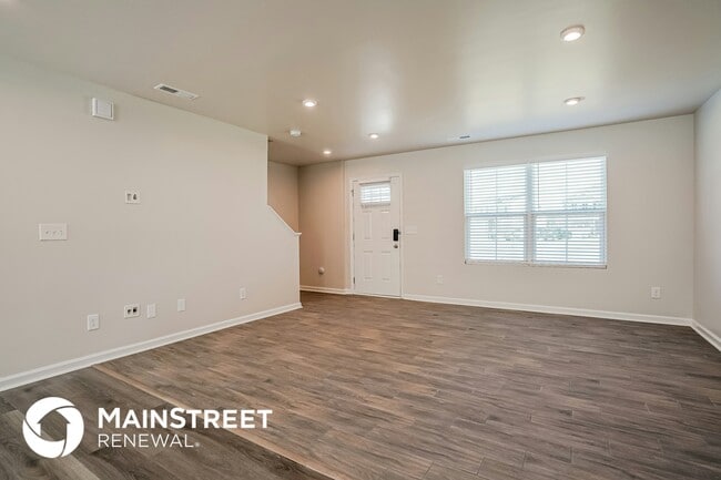 Photo - 390 Hunting Wood Dr