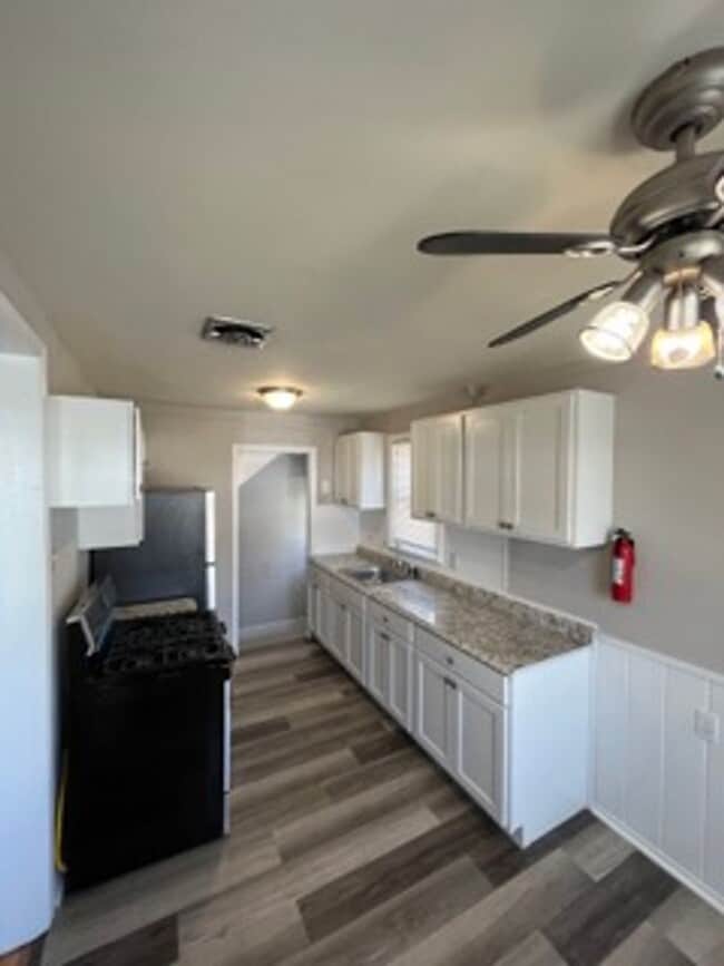 Photo - Beautifully maintained 3 bed - 1.5 Bath in Lincoln Park!