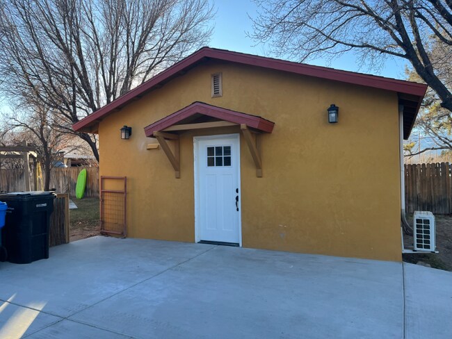 Photo - 458 Short St