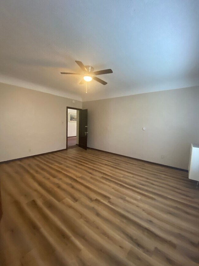 Photo - 1059 E 1st St