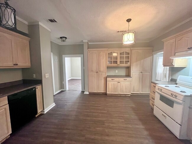 Photo - 305 Warpath Rd