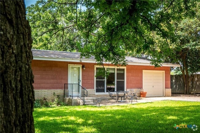 Building Photo - 2052 Gruene Rd Rental