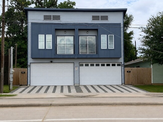 Building Photo - 3923 Yale St Unit B