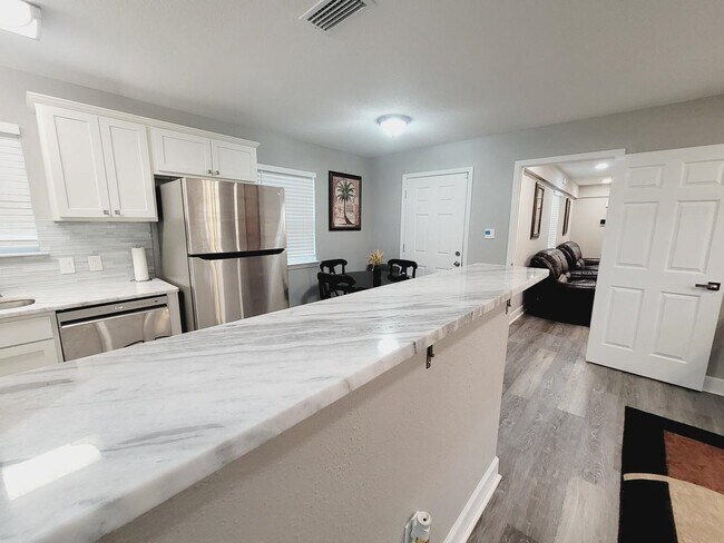 Photo - 1906 Karen Ln