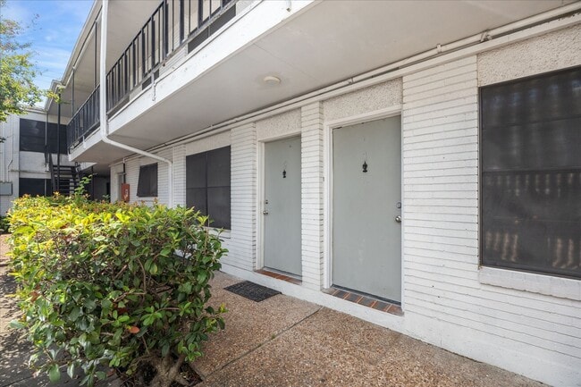 Building Photo - 1645 W Main St Unit 1