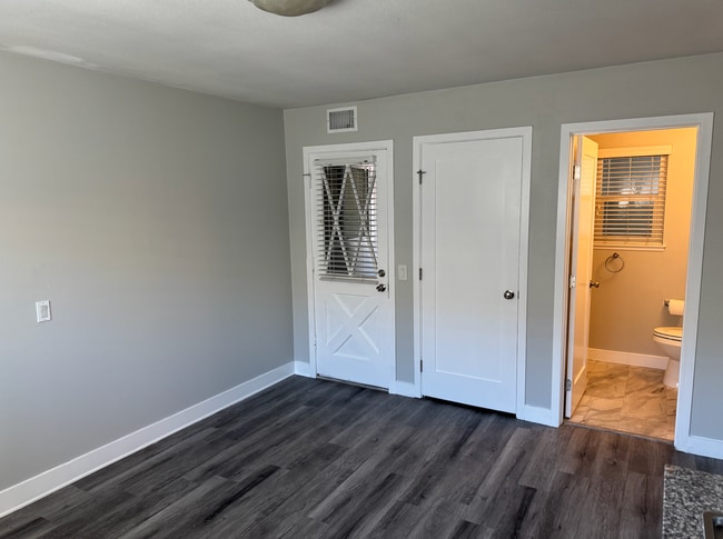 Photo - 8542 Hollister St