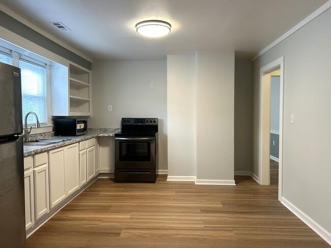 Photo - Cute Meadowview Bungalow; 3/1.5 Right in T...