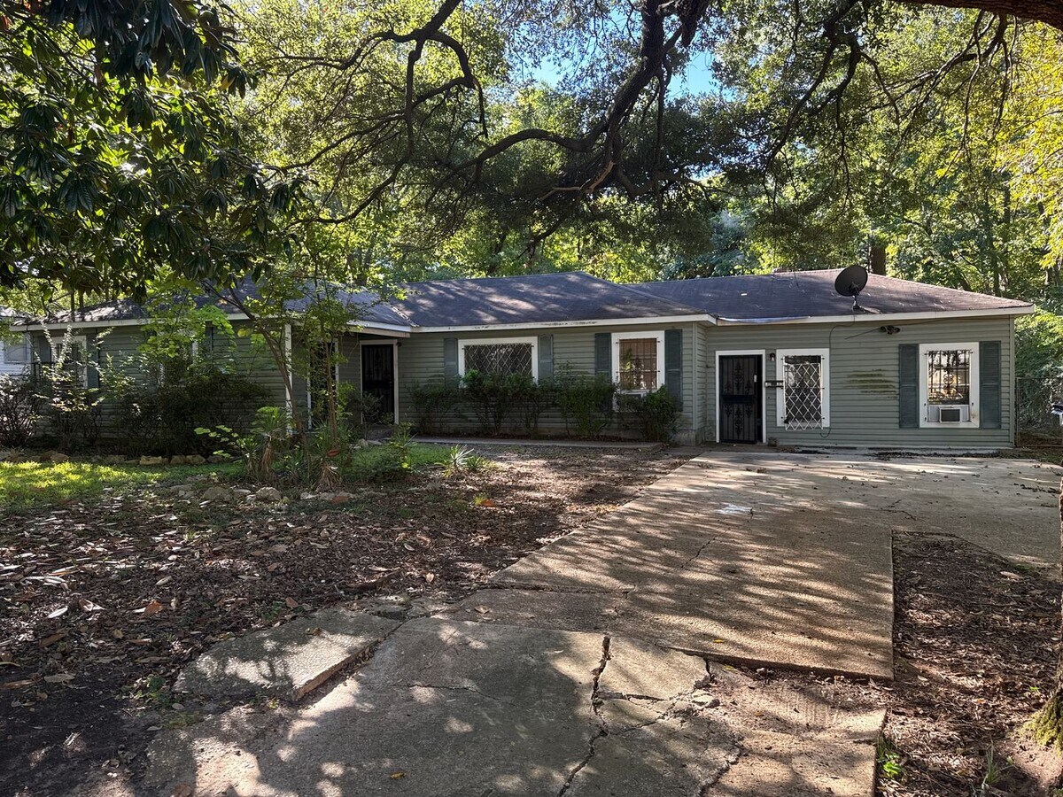Photo - 3135 W College St