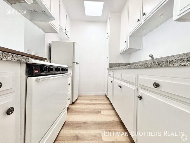 Building Photo - 1724 Winona Blvd Unit 310 Rental