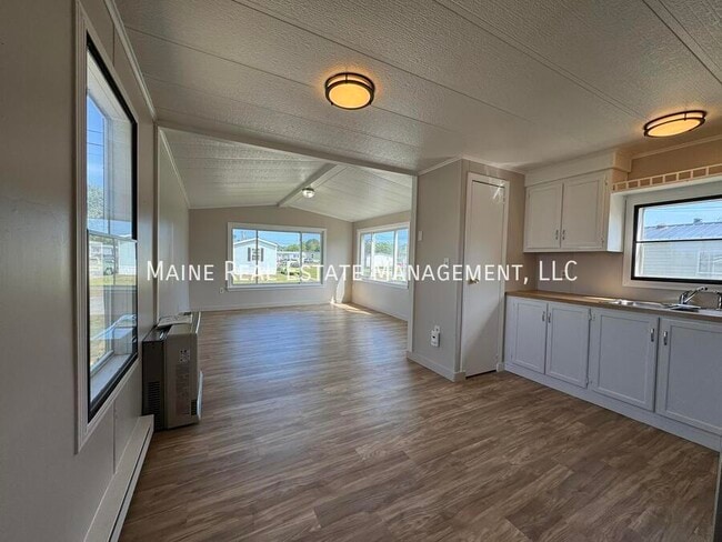 Building Photo - 102 G St Rental