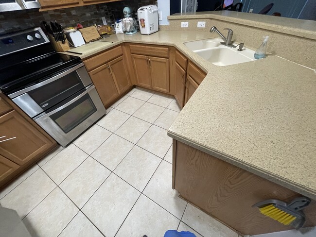 Photo - 2452 Hassonite St