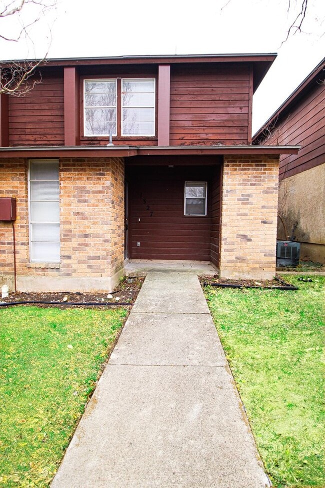 Photo - 1327 Julienne Pl