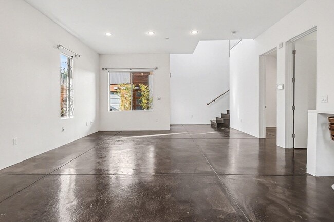 Photo - 3425 Louise St