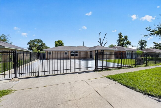 Building Photo - 7950 Longridge Dr