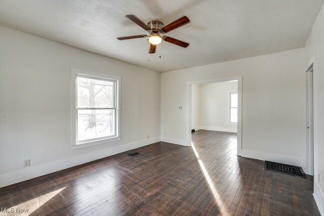 Photo - 155 W Walnut St