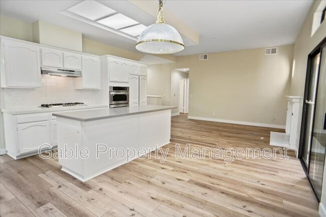 Photo - 25359 Clarke St