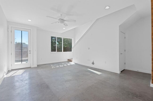 Photo - 801 N Bluff Dr