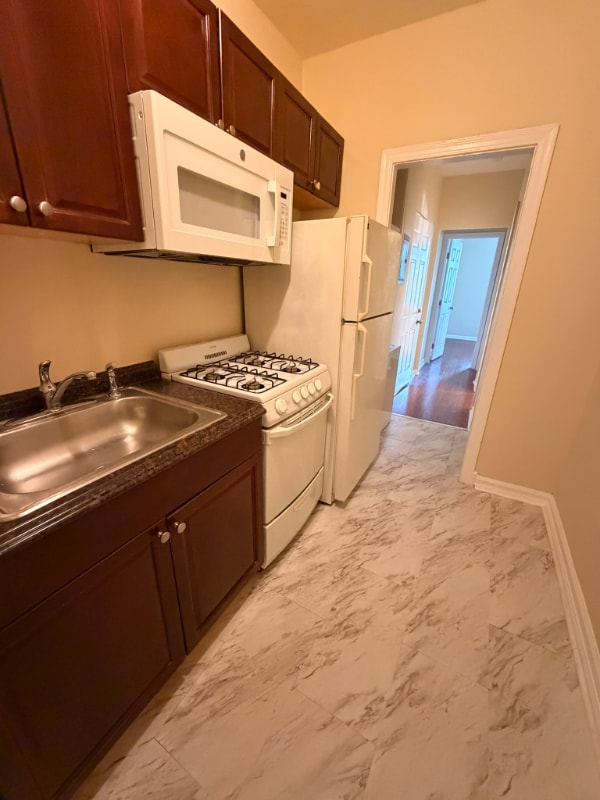 Building Photo - 1106 Queen St NE Rental