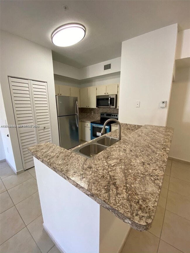 Building Photo - 7240 NW 114th Ave Unit 305