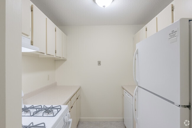 2 BR, 1 BA - 950 SF - East Bay Warren
