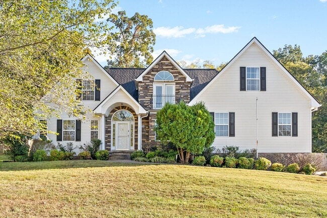 Building Photo - Pet Friendly Three Bedroom with Bonus!
