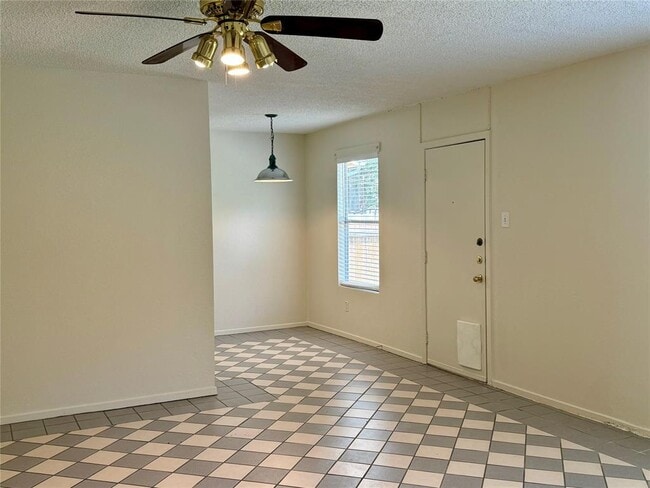 Photo - 667 Mairo St