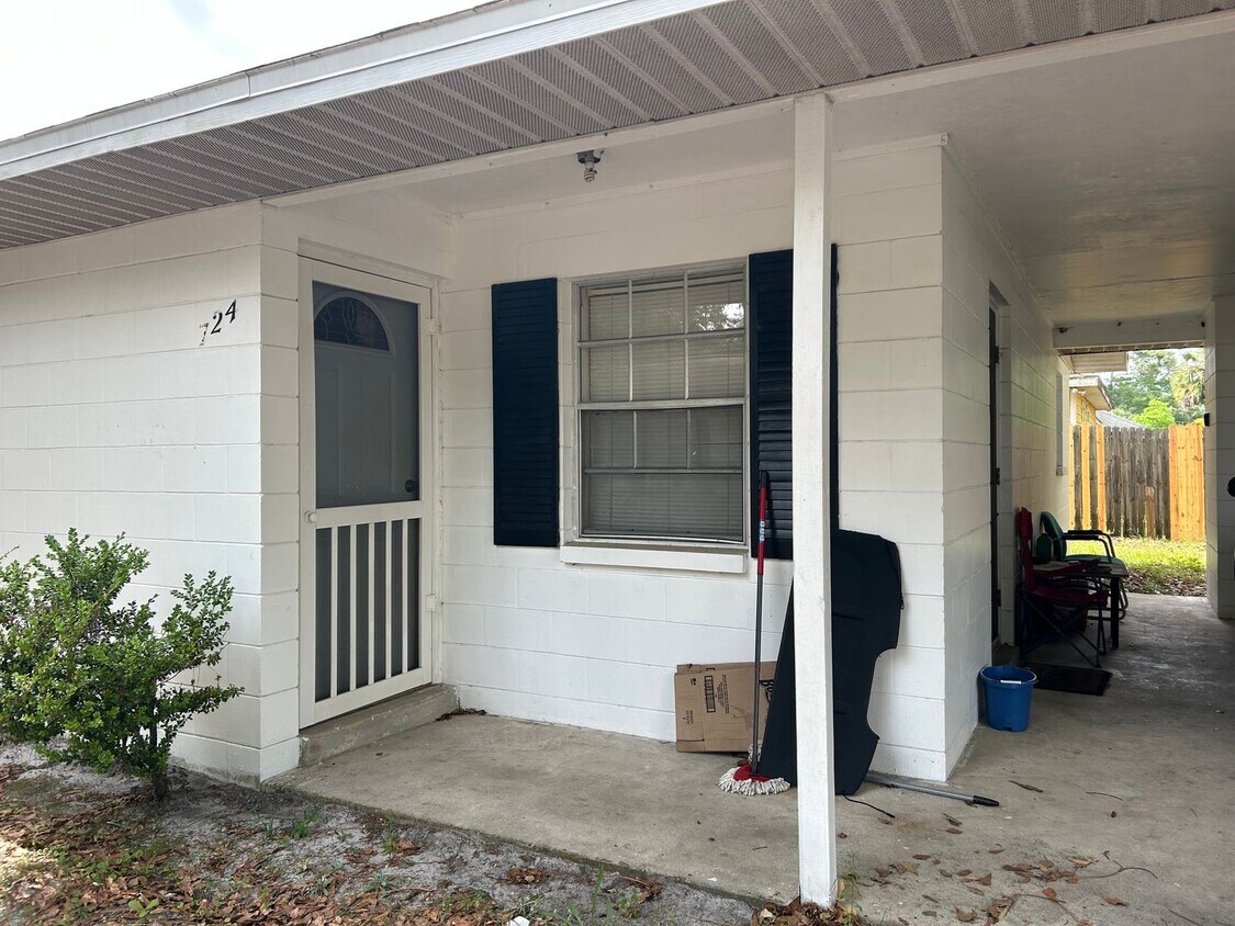 Quaint 2/1 with Covered Porch Near UF - Quaint 2/1 with Covered Porch Near UF