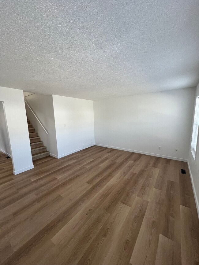 Photo - 4712-4725 25 Ave