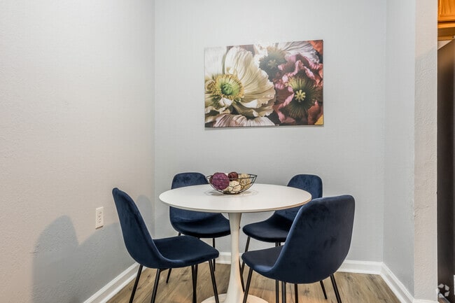 1 habitación, 1 baño, 660 pies cuadrados, comedor