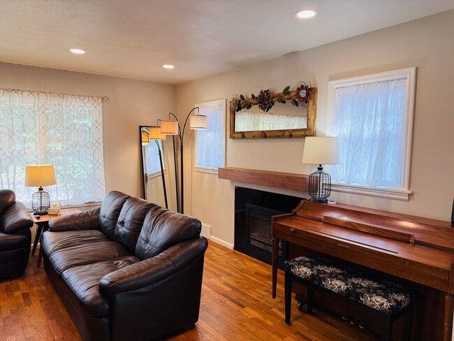 Photo - BRAND NEW REMODEL Unit Near Hospitals: 2 Bedroom 2 Bath