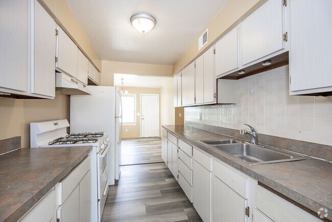 Building Photo - 3 Bedroom/1 bath Single House!!
