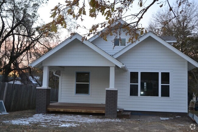 Building Photo - Remodeled 3-4 bedroom, open floor plan, Ne... Rental