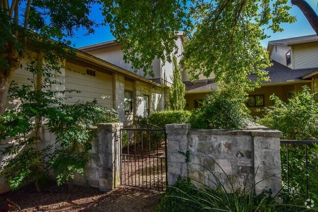 Building Photo - On Golf Course Townhome