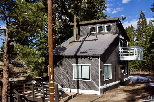 Building Photo - Charming 2 Bedroom, 1 Bath Private Single-... Rental