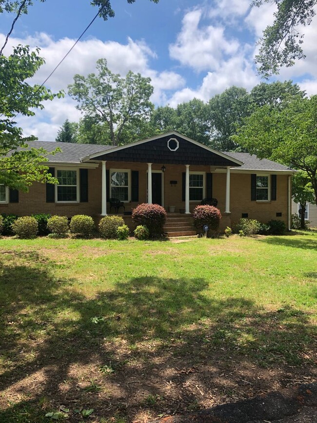 Greenville, 4BD/1.5BA, 1700 +/-SF - Greenville, 4BD/1.5BA, 1700 +/-SF Casa