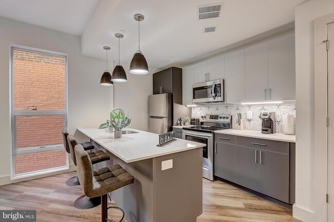 Building Photo - 3029 W Glenwood Ave Unit 412