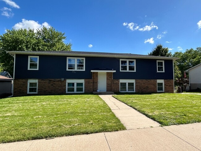 Building Photo - 2 bed lower level apartment Unit Apt A