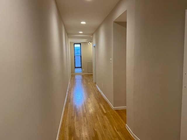 Pasillo desde el vestíbulo hasta la sala de estar/comedor. - 2038 18th St NW Unidad # 104