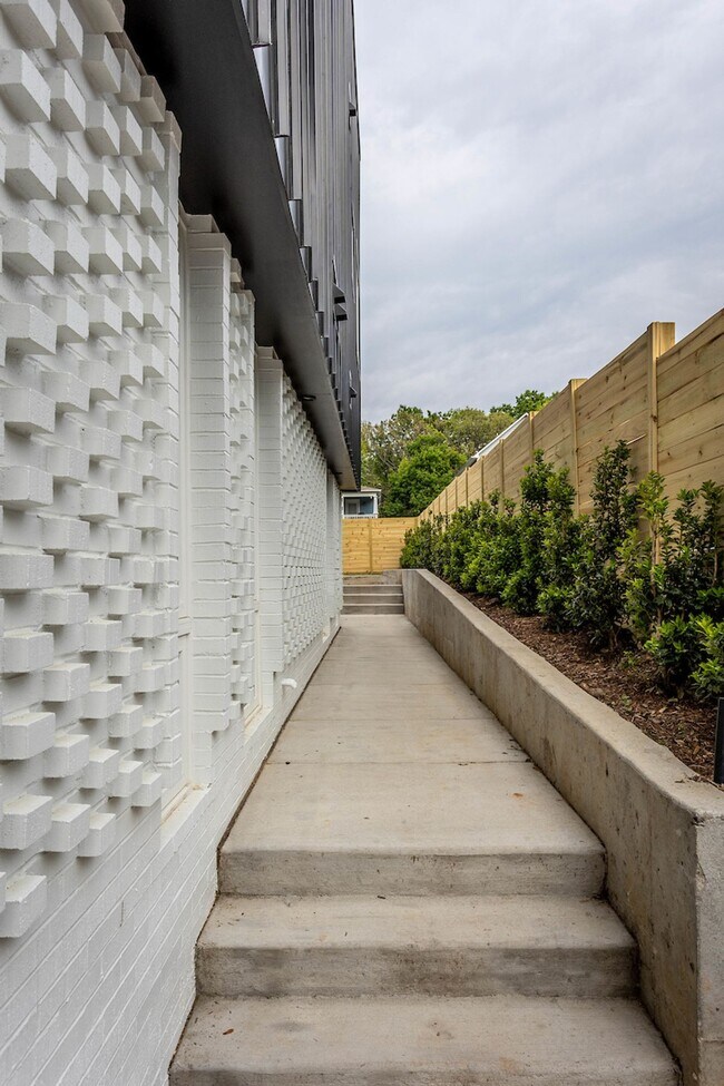 Photo - 323 S East St