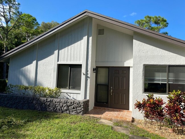 Building Photo - 4327 Palm Forest Dr N