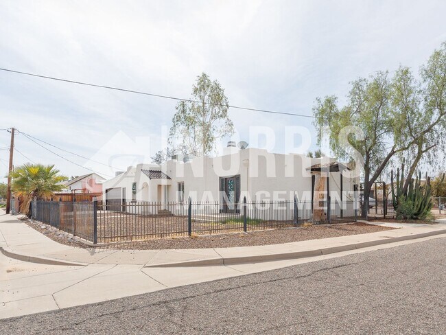 Photo - 225 E Aguilar St