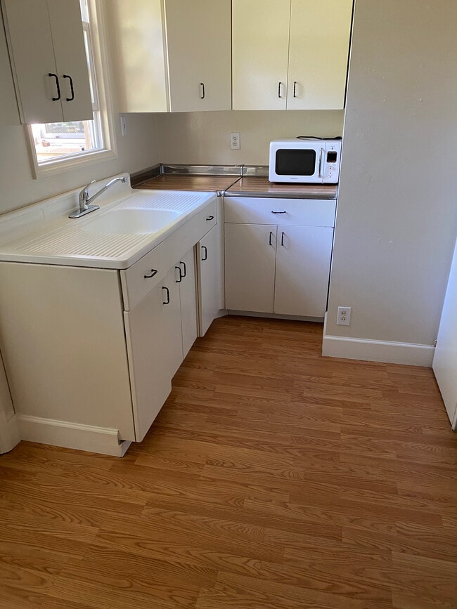 Unidad de cocina B - 4388 Second St Unidad A