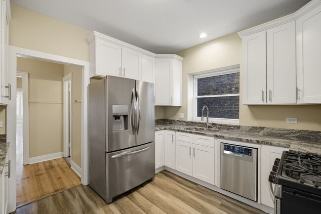 Building Photo - 4831 W Roscoe St Rental