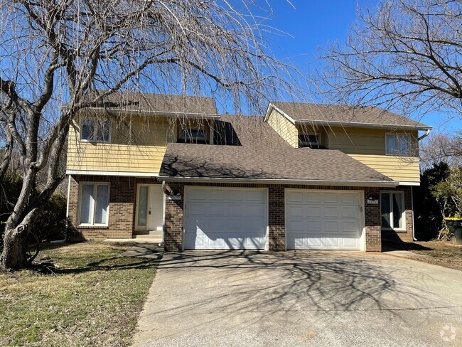 Building Photo - Spacious 2 Bedroom 1.5 Bath East End Duplex Rental