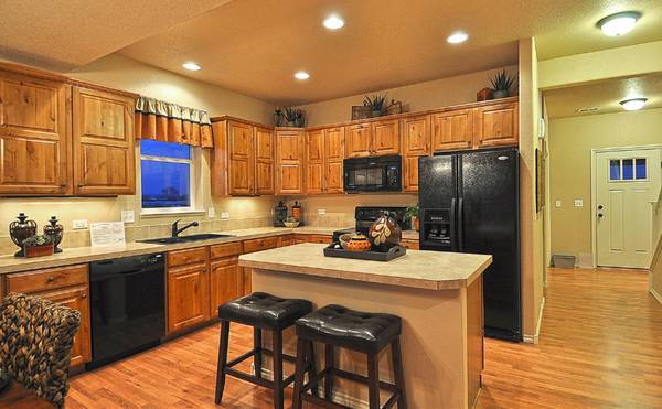 Photo - 2121 Saison St